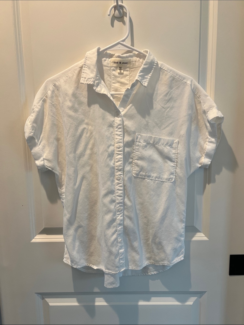 Cloth & Stone bright white short-sleeve button-down shirt. Size XS.